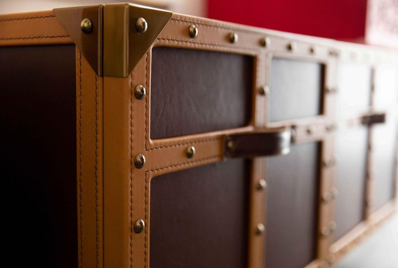 Hotel Indigo Dubai Downtown By Ihg Esterno foto A leather trunk
