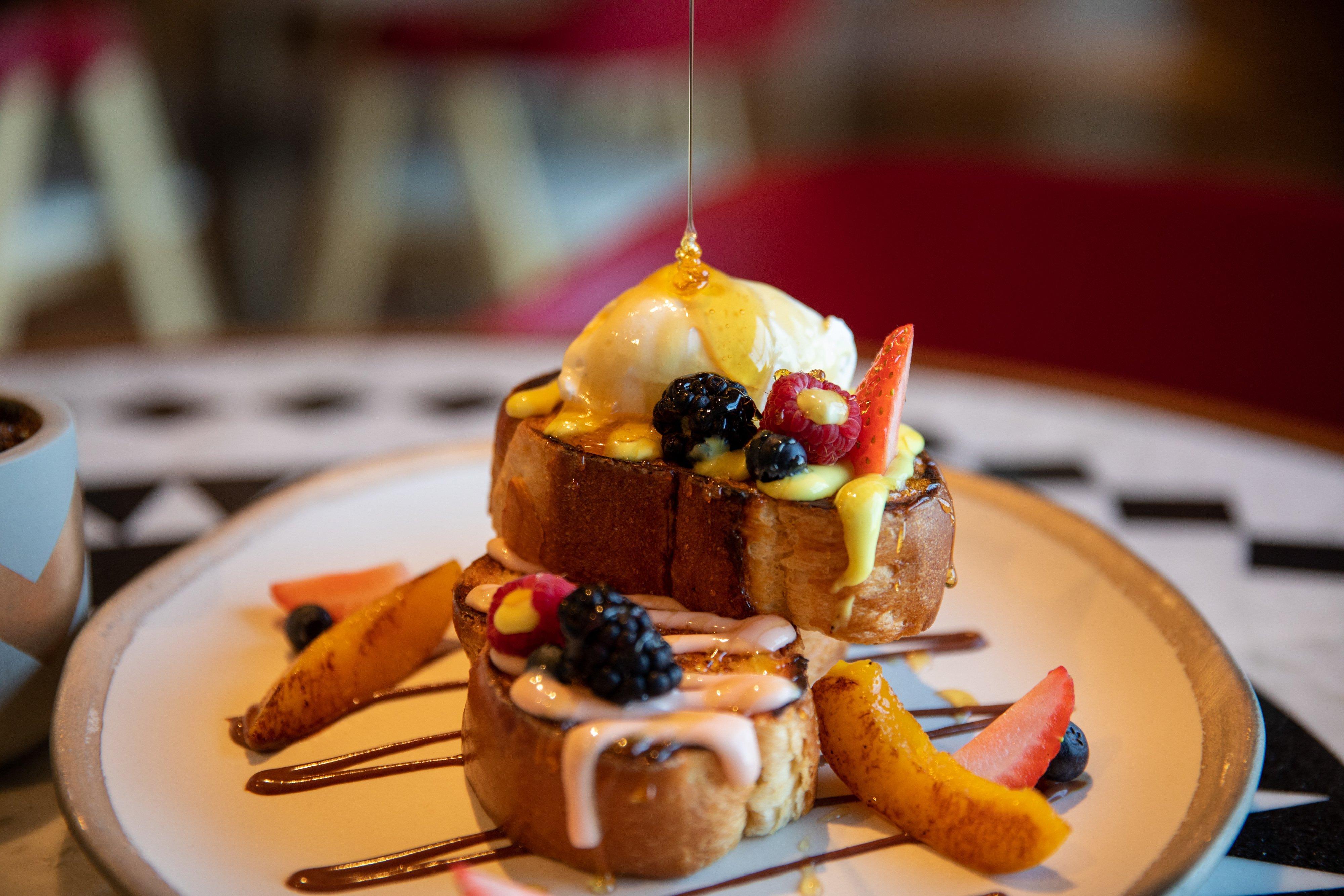 Hotel Indigo Dubai Downtown By Ihg Esterno foto French toast with fruit and ice cream