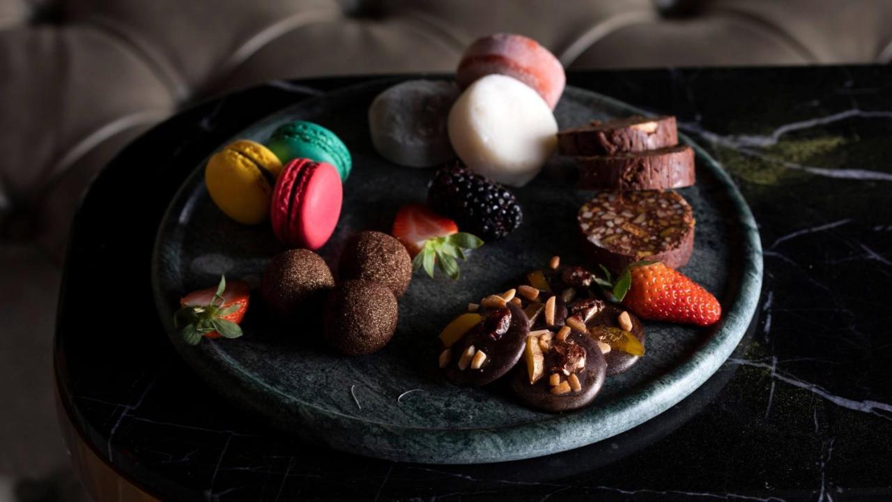 Hotel Indigo Dubai Downtown By Ihg Esterno foto A selection of desserts