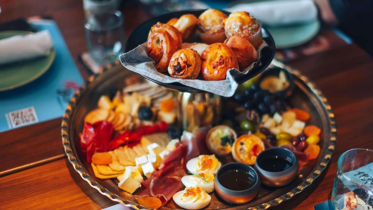 Hotel Indigo Dubai Downtown By Ihg Esterno foto A tapas platter