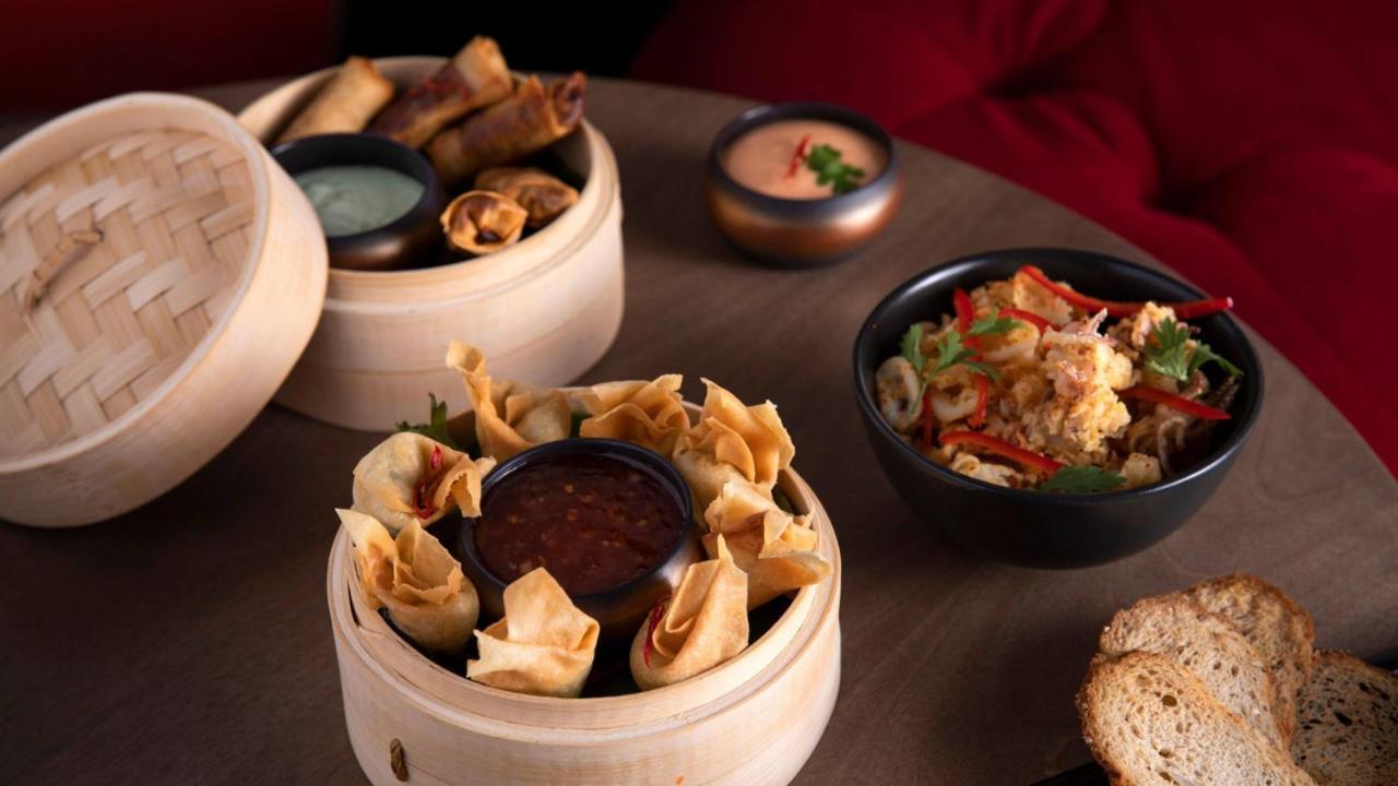 Hotel Indigo Dubai Downtown By Ihg Esterno foto A selection of starters at the restaurant