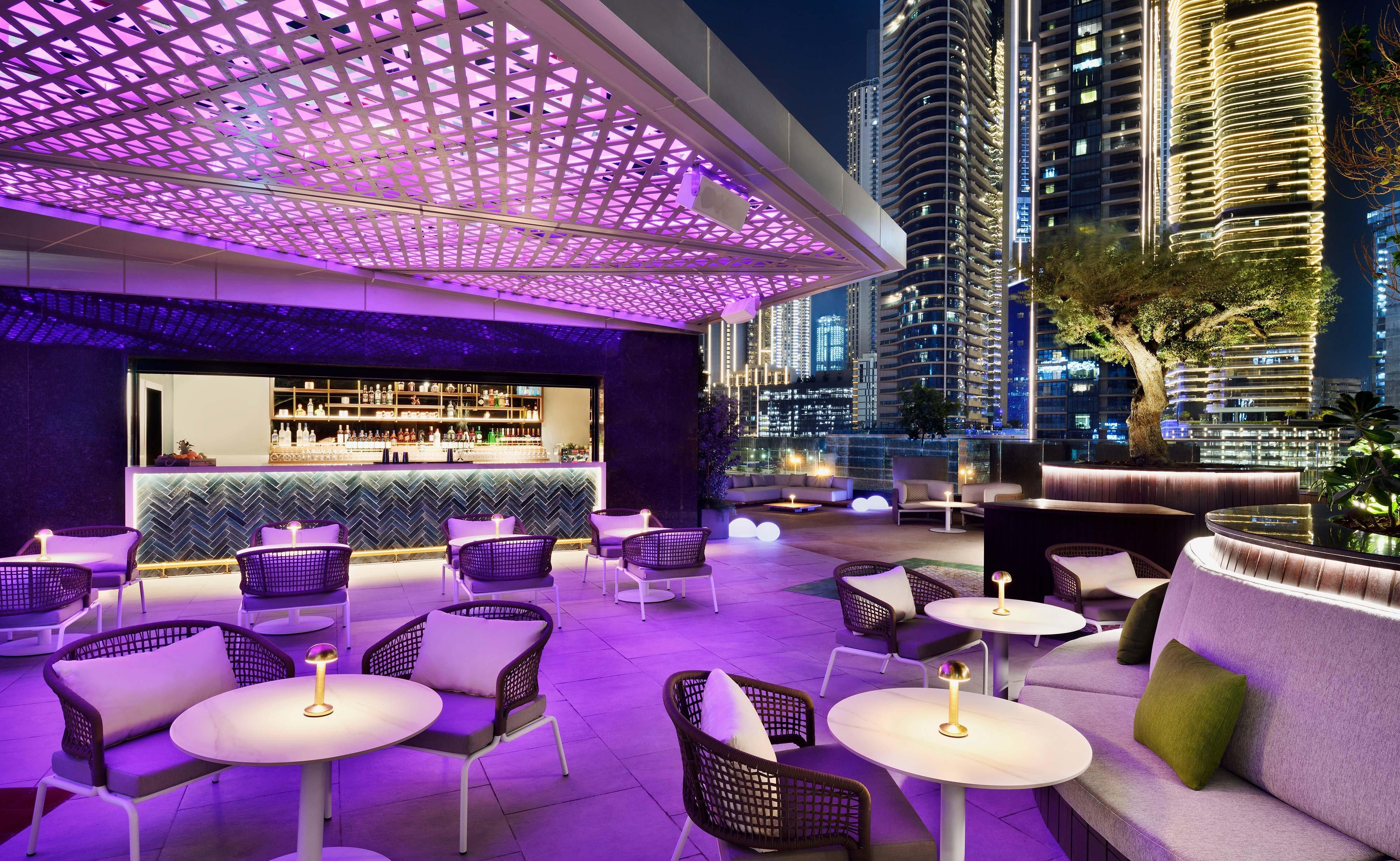 Hotel Indigo Dubai Downtown By Ihg Esterno foto The bar at the top of the hotel